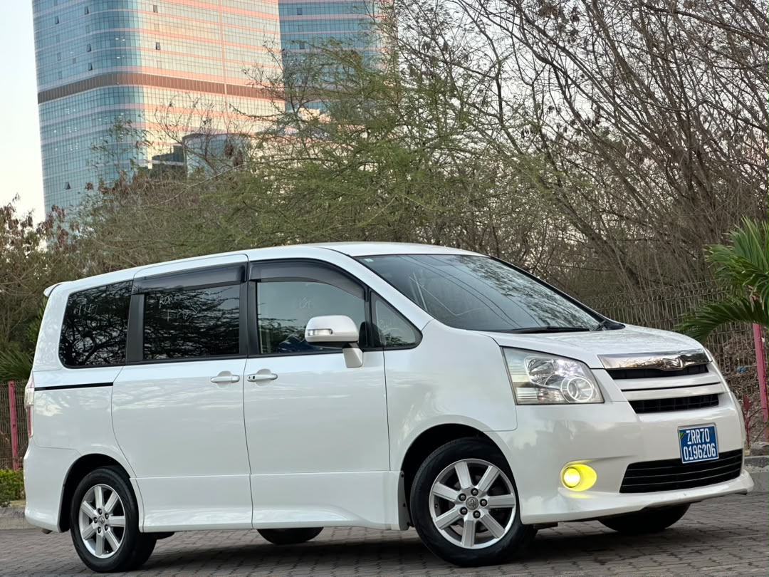 TOYOTA NOAH NEW MODEL Si